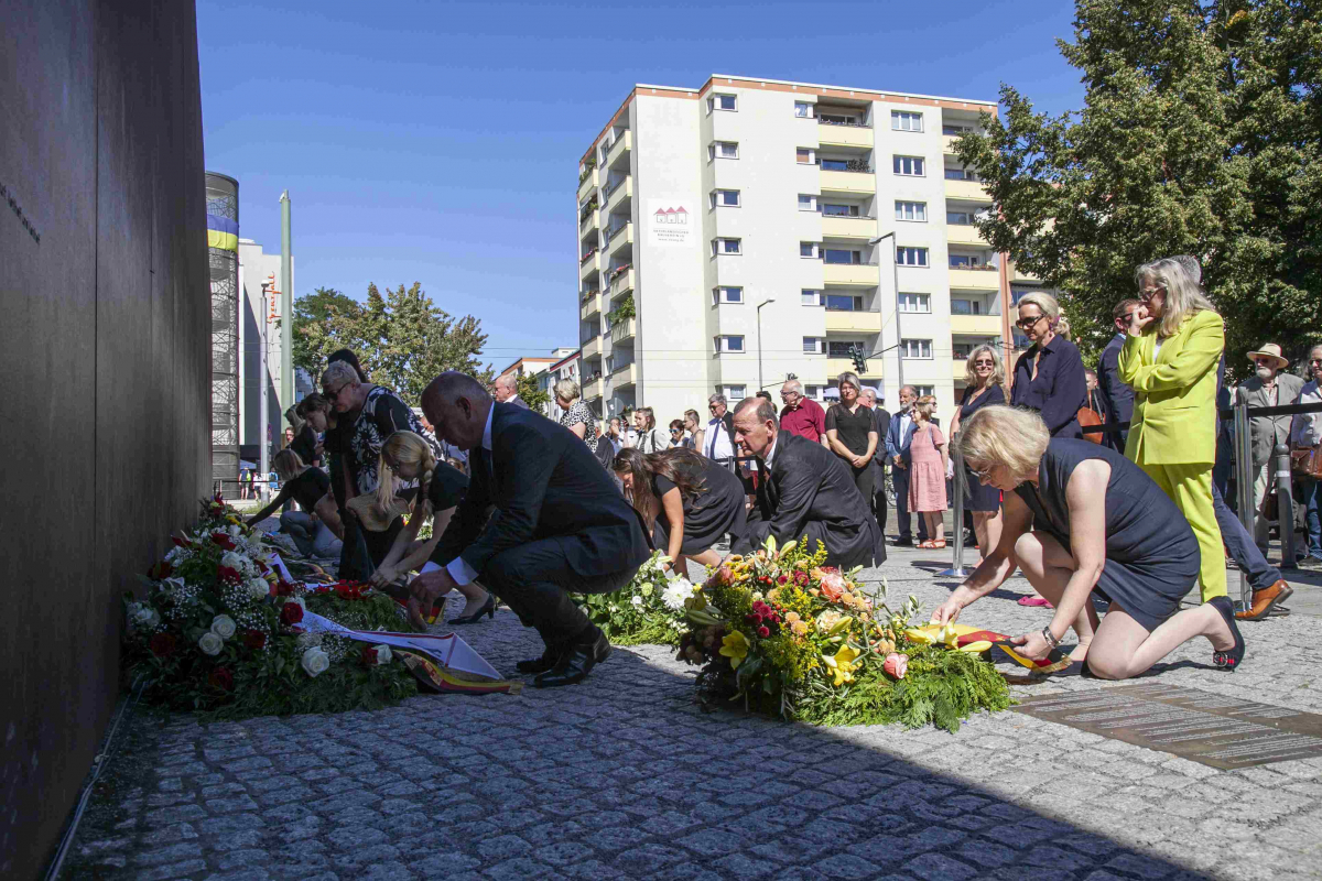 Kranzniederlegung am Denkmal. Im Bild Kai Wegner und Axel Klausmeier